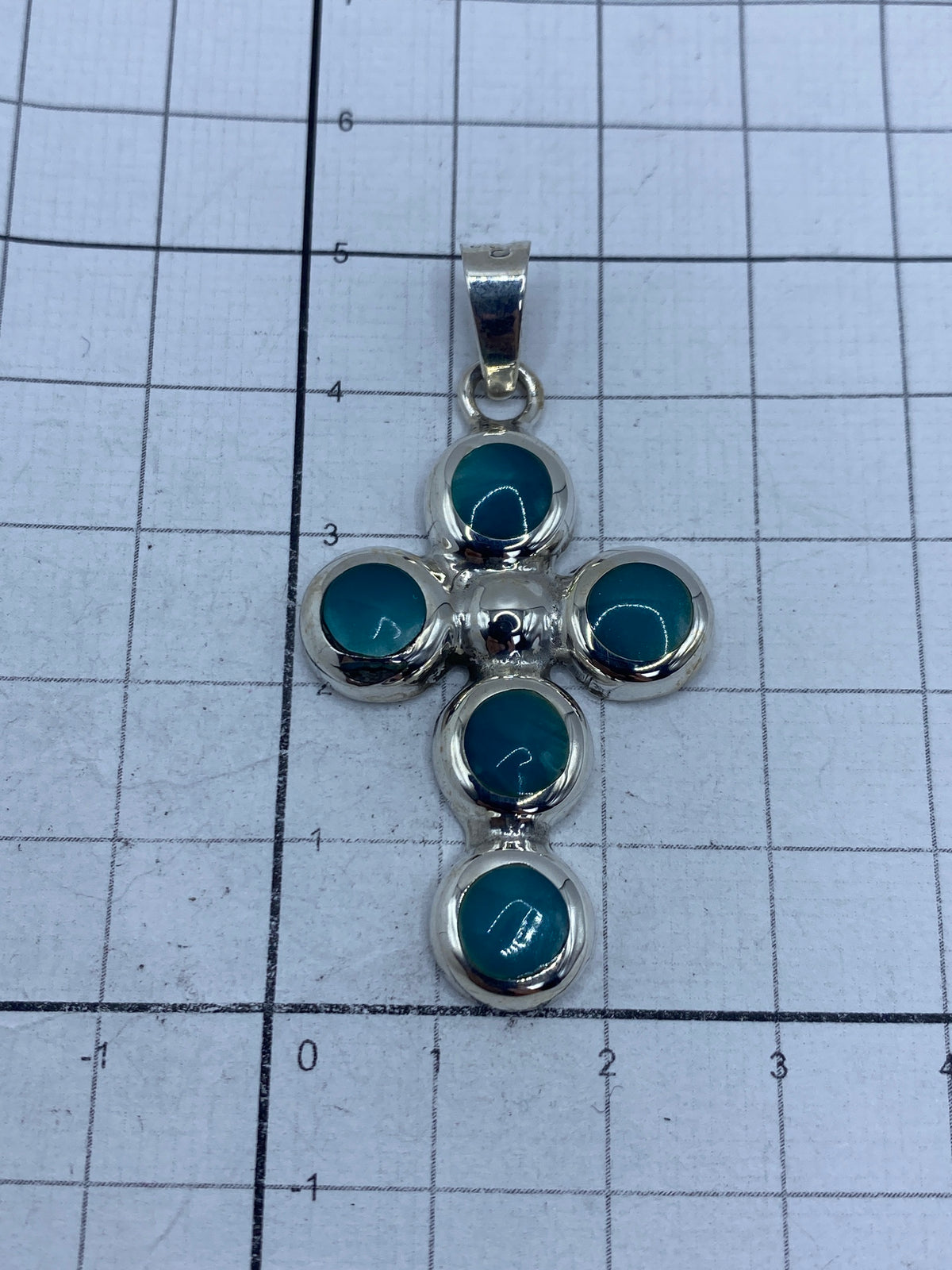 Dije de plata 925 con cruz geométrica y piedra Ojo de Gato, de frente