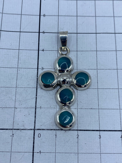 Dije de plata 925 con cruz geométrica y piedra Ojo de Gato, de frente