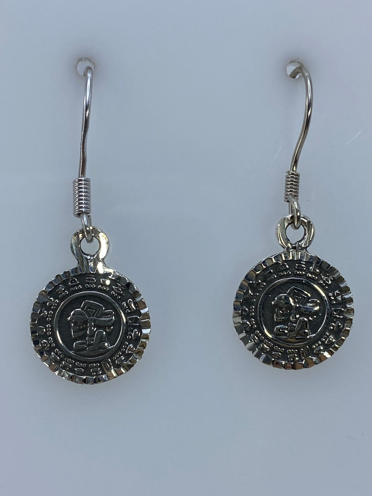 Par de aretes de plata 950 con diseño Calendario Azteca repujado a mano