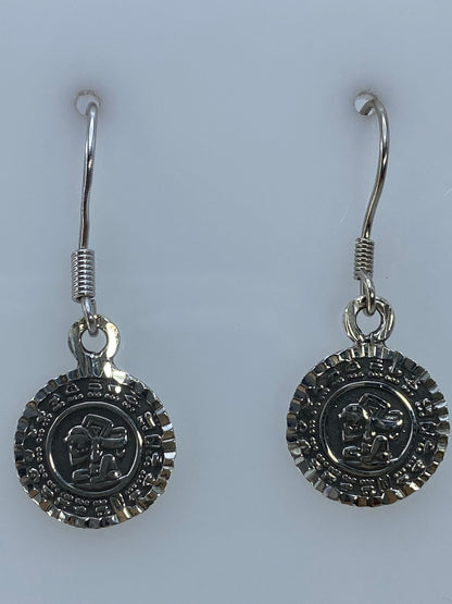Aretes Calendario Azteca sobre medidor en milímetros, mostrando tamaño de 3.1 cm