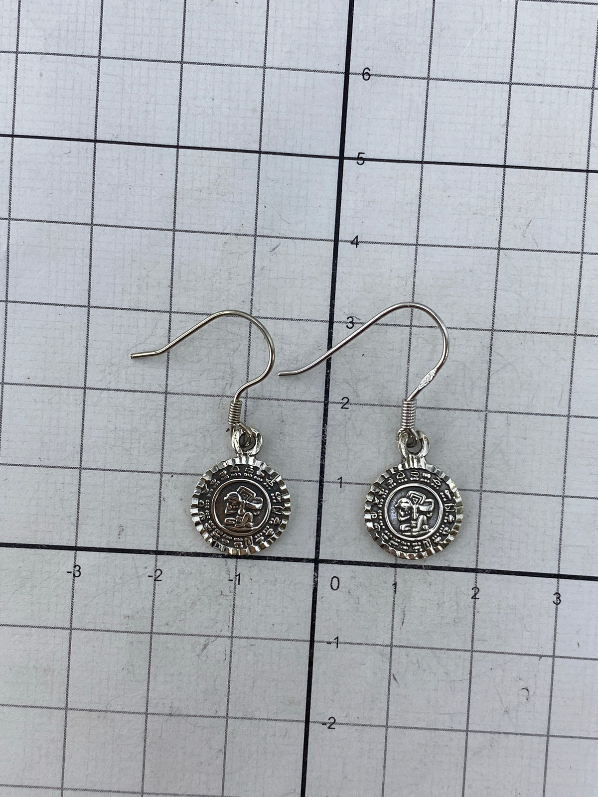 Reverso de los aretes con el Quinto 950 y hallmark de autenticidad