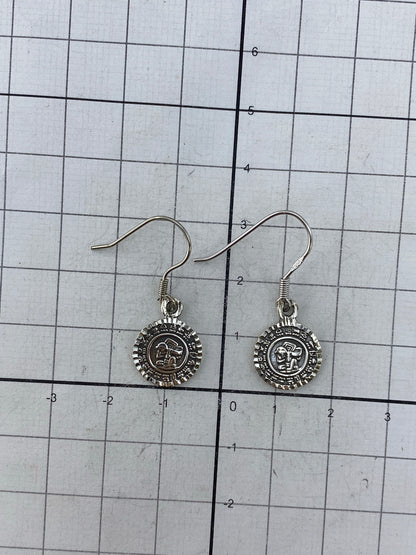 Reverso de los aretes con el Quinto 950 y hallmark de autenticidad