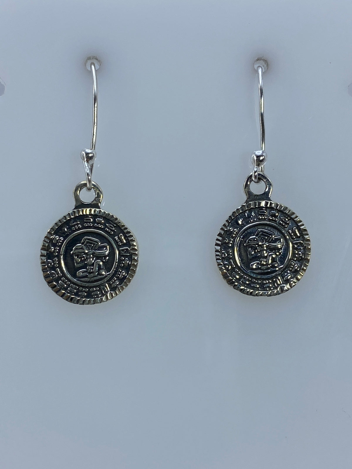 Detalle de los aretes prehispánicos mostrando el relieve del repujado a mano