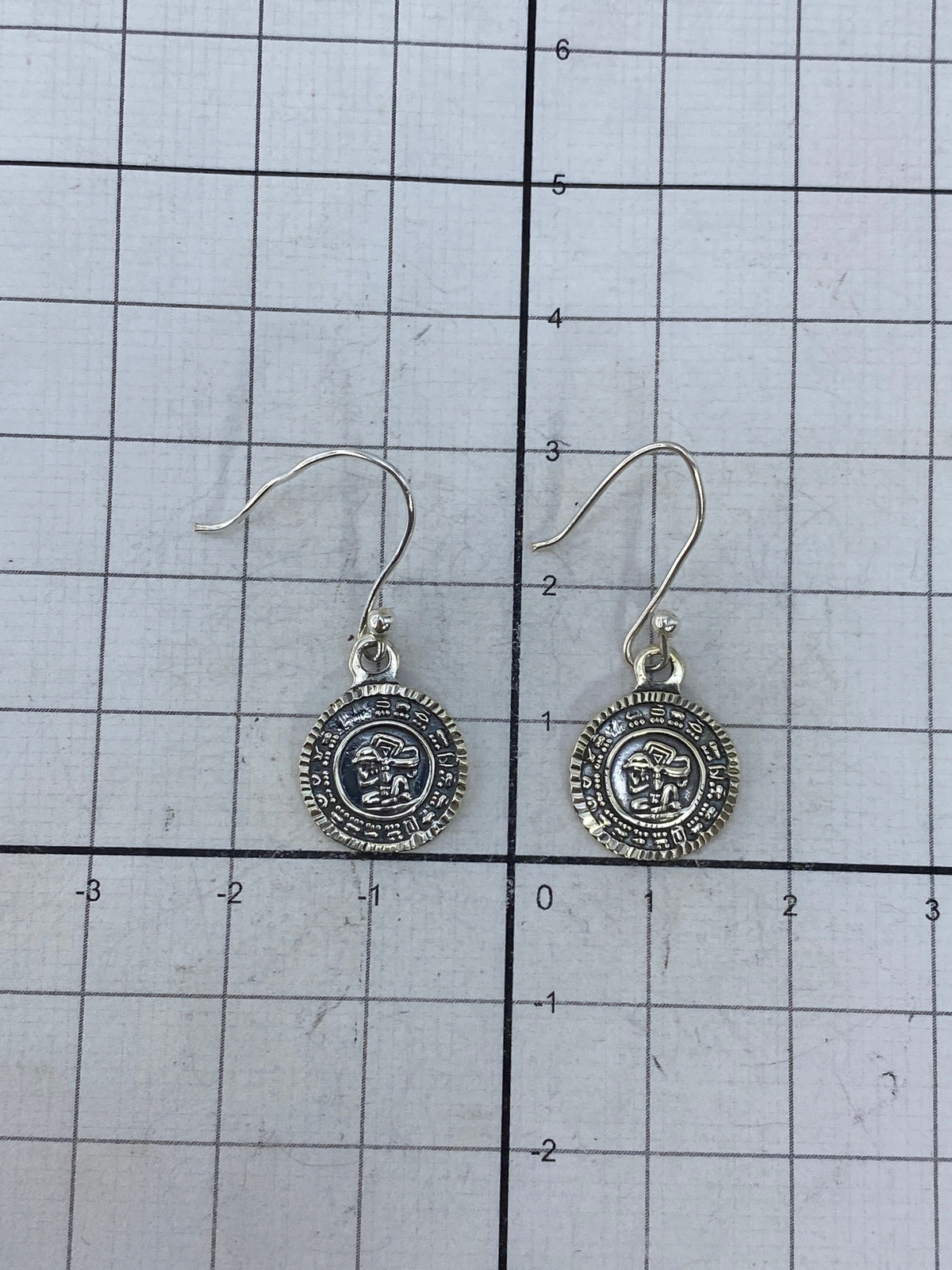 Aretes medidos en escala centimétrica: 3 cm de largo