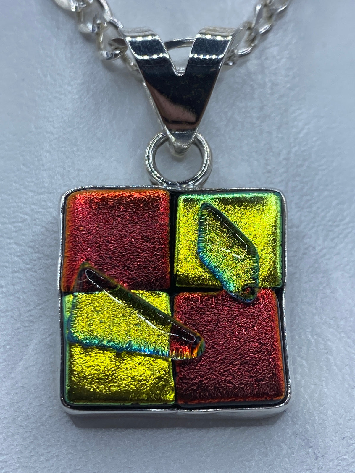 Dije cuadrado de plata 925 con piedra roja integrada, vista frontal