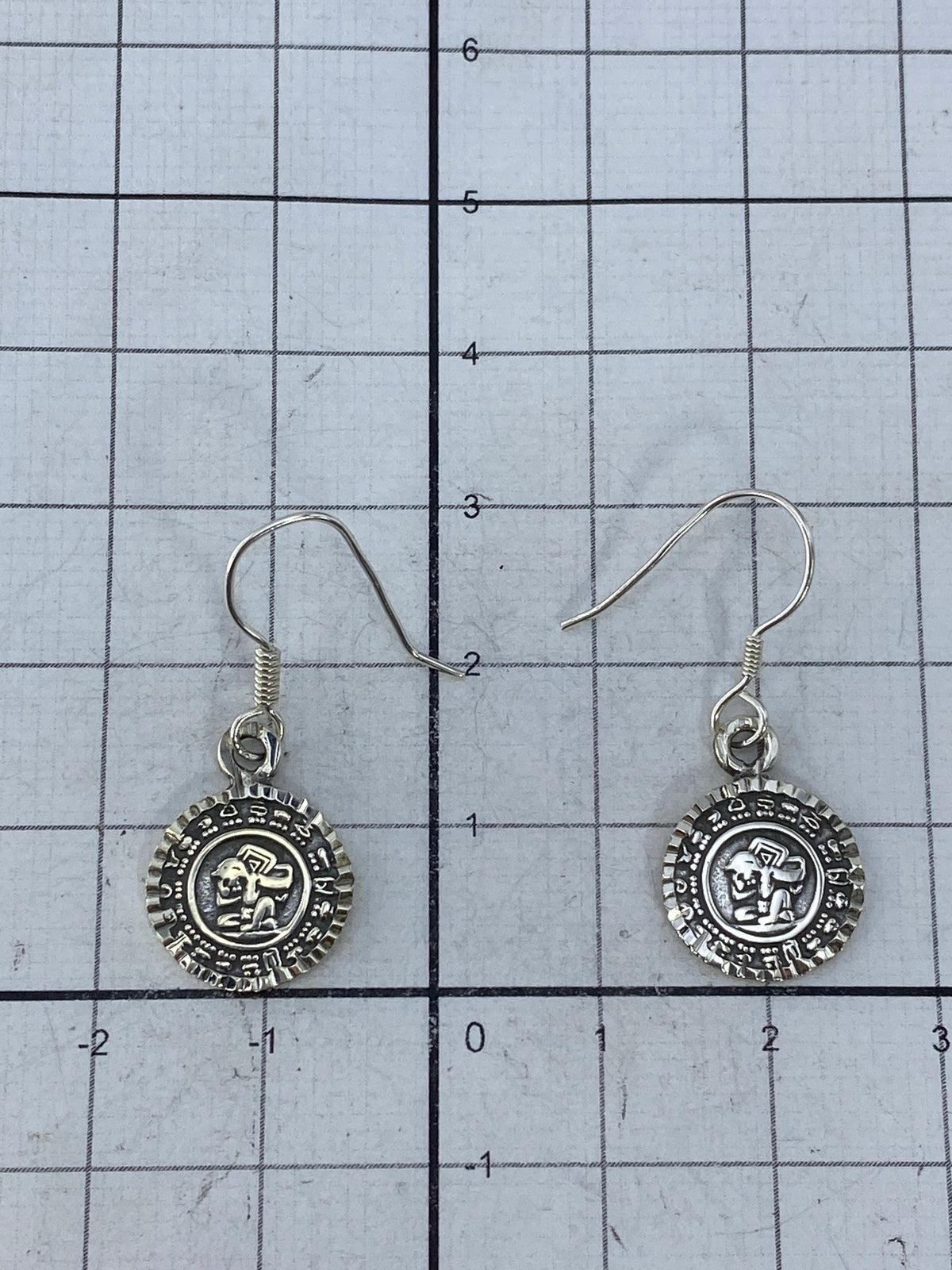 Aretes prehispánicos sobre fondo blanco, par completo de 3 cm de largo