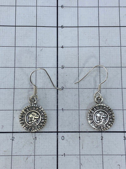 Aretes prehispánicos sobre fondo blanco, par completo de 3 cm de largo