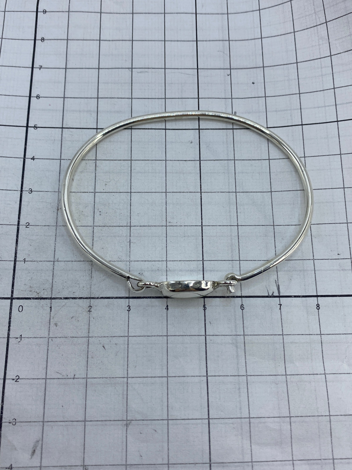 Brazalete sobre fondo blanco mostrando el Quinto 925 en la plata