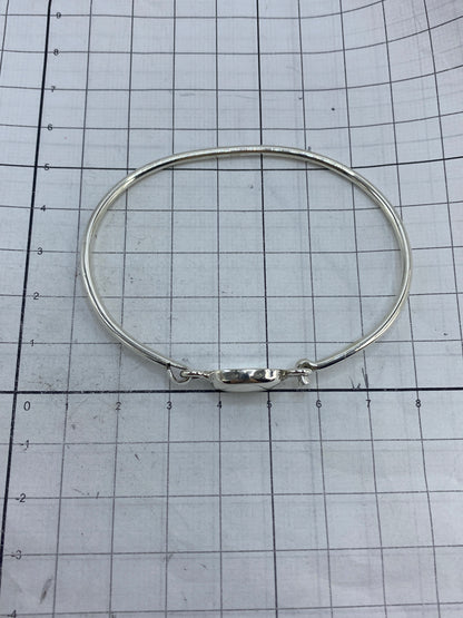Brazalete sobre fondo blanco mostrando el Quinto 925 en la plata