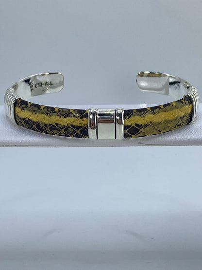 Brazalete de plata rígido cartoneado con textura piel de víbora, diámetro 6.5 cm, sobre fondo neutro