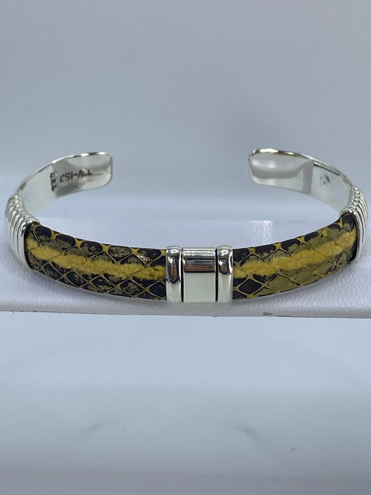 Brazalete de plata 925 con Quinto grabado, visto desde arriba mostrando la abertura lateral