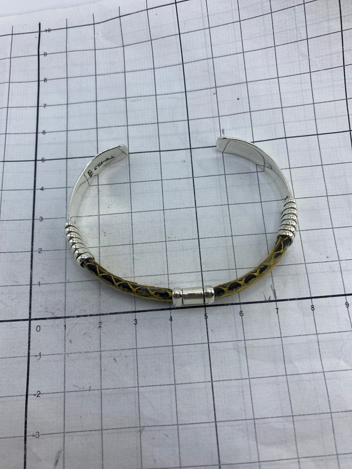 Brazalete puesto en la muñeca de una mujer, mostrando cómo se ajusta y se usa a diario