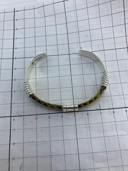 Brazalete puesto en la muñeca de una mujer, mostrando cómo se ajusta y se usa a diario
