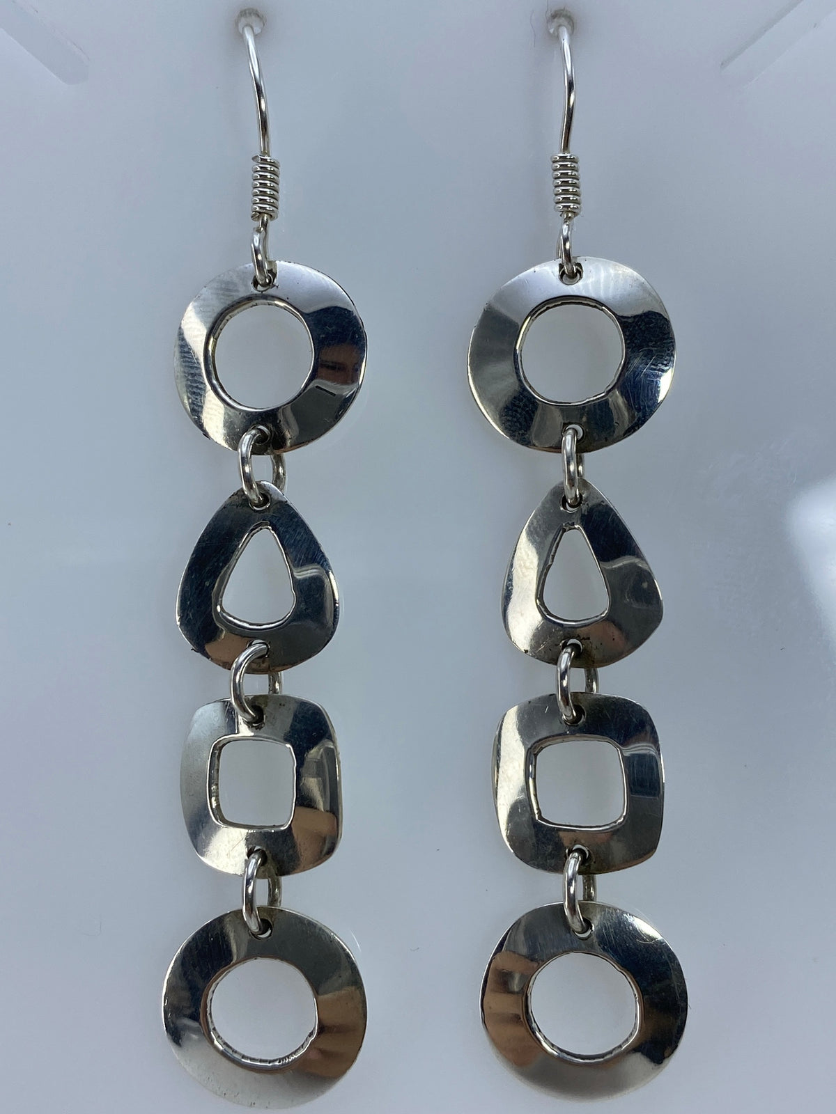 Par de aretes de plata 950 en calado con cuatro eslabones geométricos encadenados