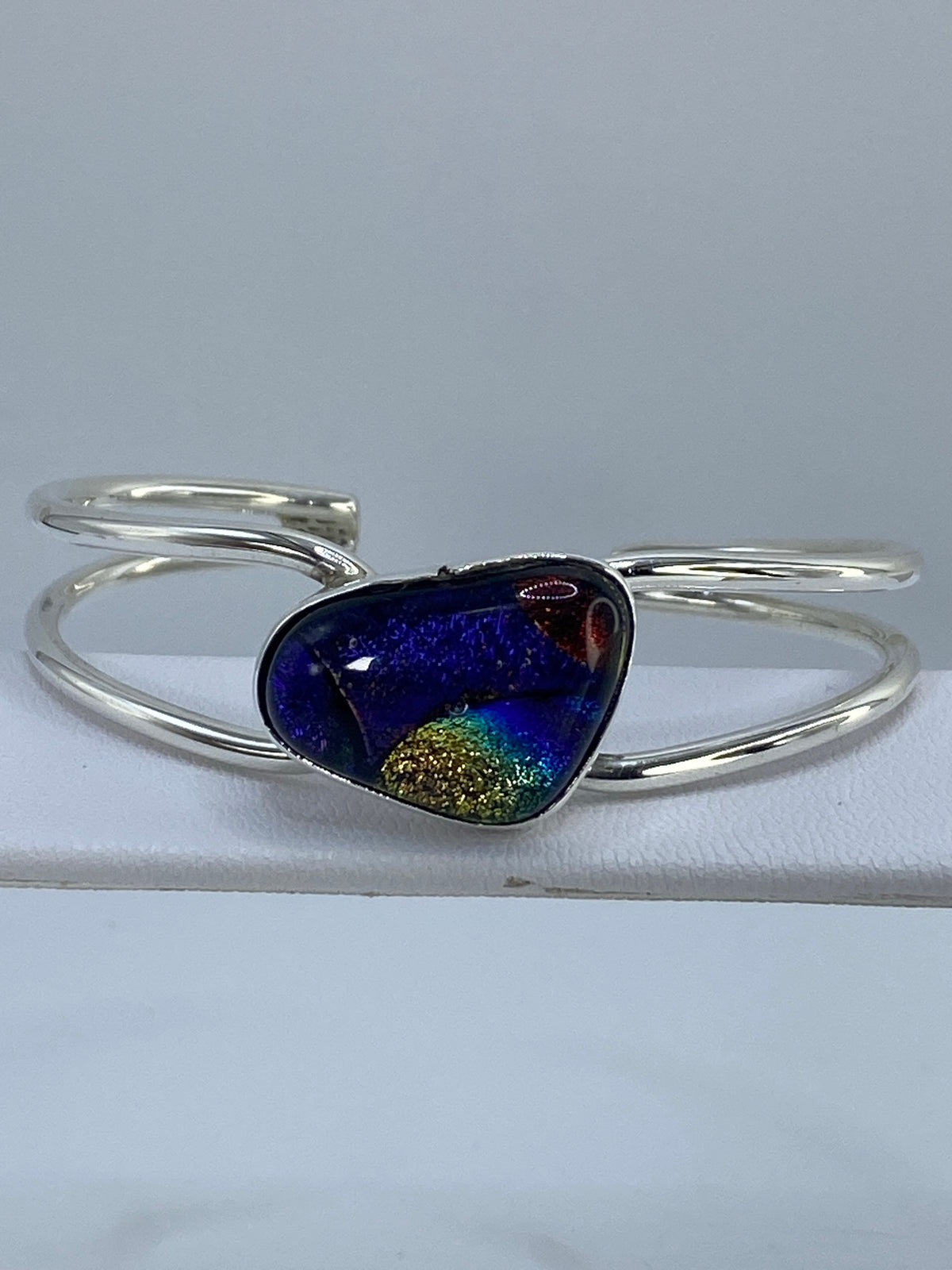 Brazalete de plata 925 con piedra multicolor en la muneca de una mujer