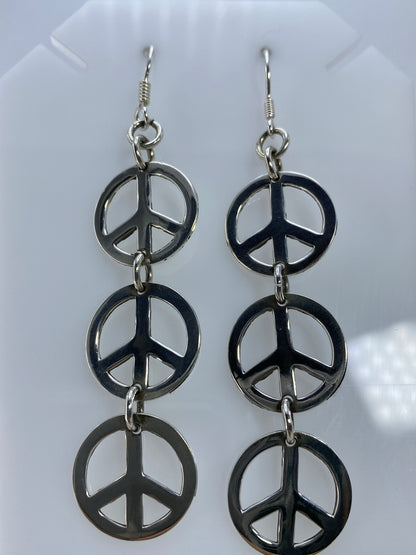 Detalle del calado del símbolo de paz en plata 925 brillante