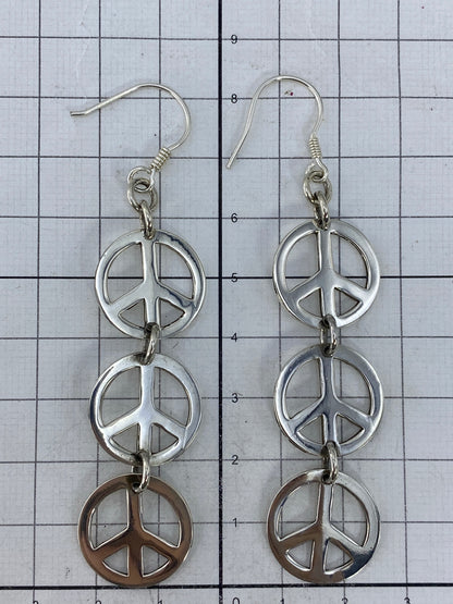 Aretes de plata símbolo de paz con Quinto visible en la base