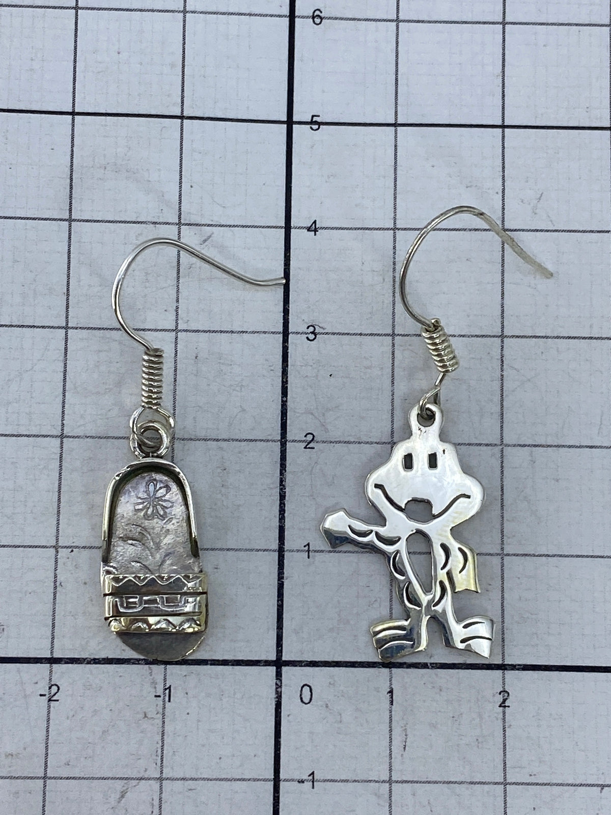 Comparación de tamaño: aretes de 4 cm junto a una regla, vista en escala