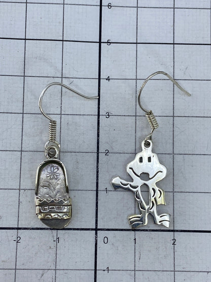 Comparación de tamaño: aretes de 4 cm junto a una regla, vista en escala