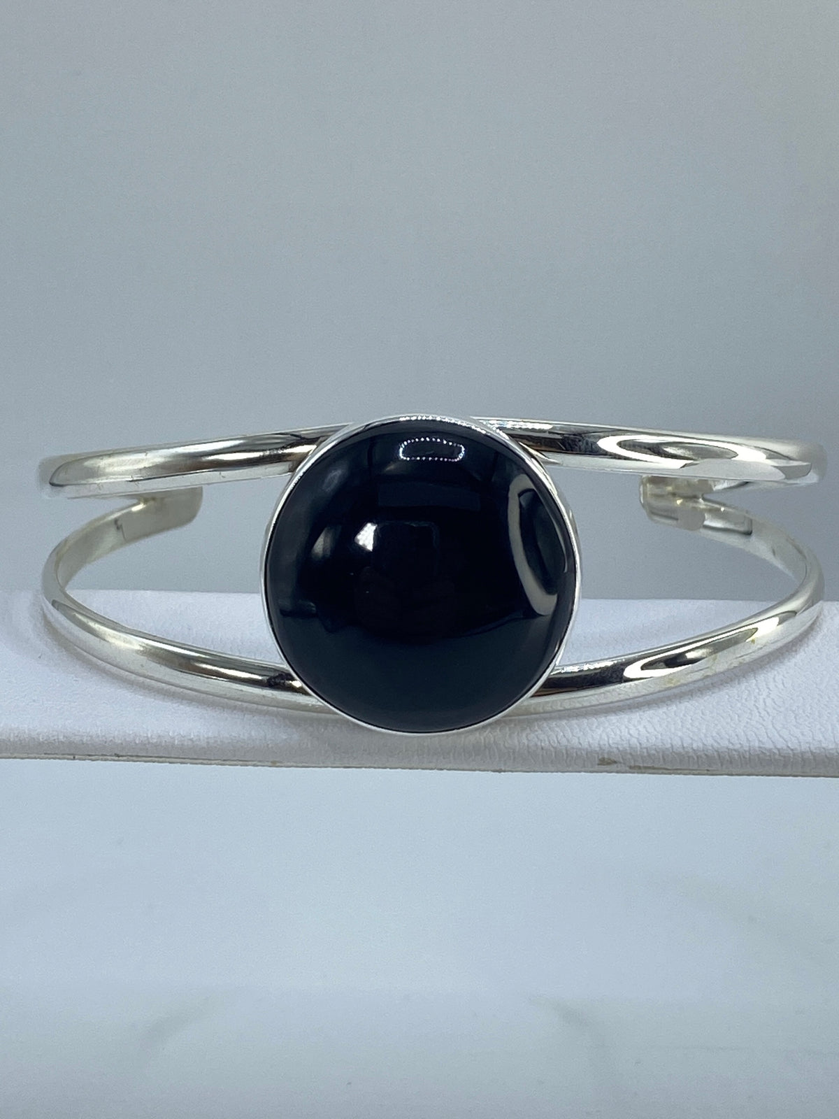 Brazalete rígido de plata 950 con ónix negro engastado, vista frontal