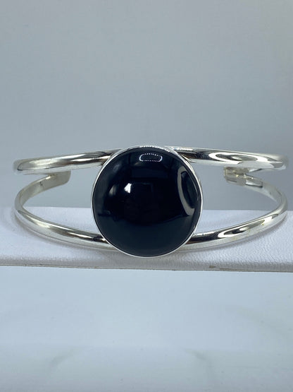 Brazalete rígido de plata 950 con ónix negro engastado, vista frontal