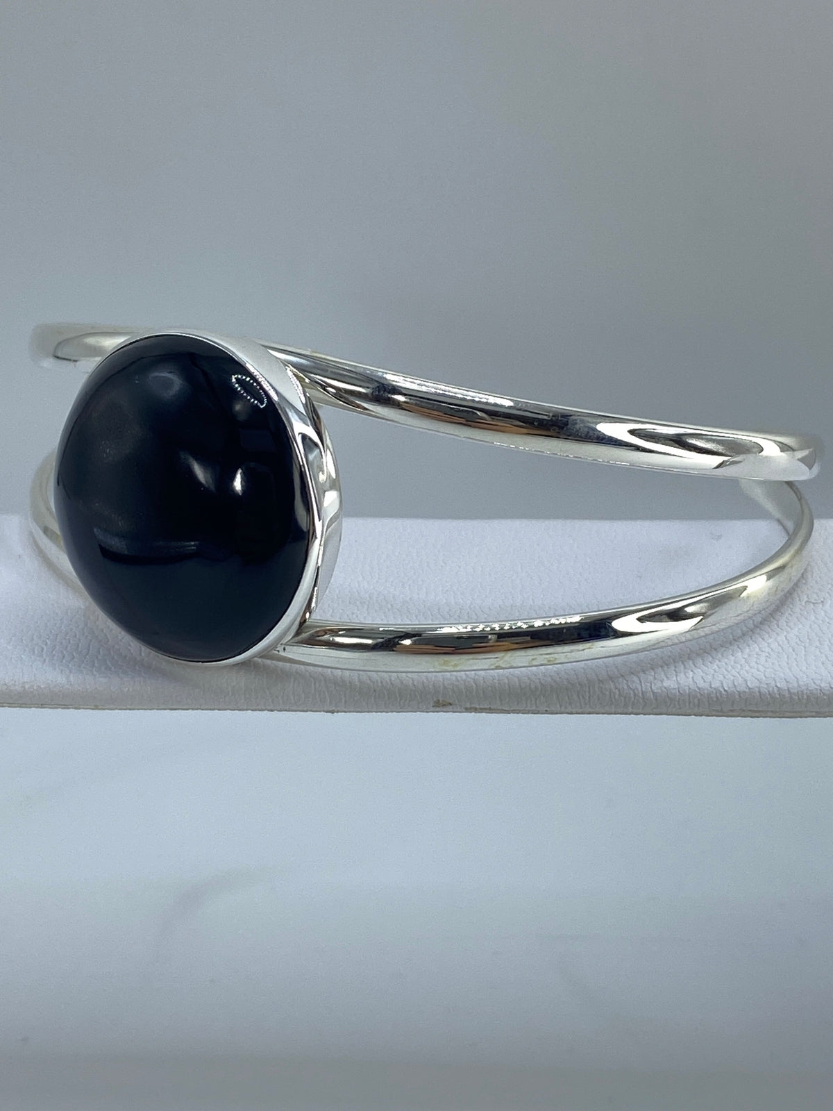 Detalle del ónix negro pulido y el engaste en plata 950