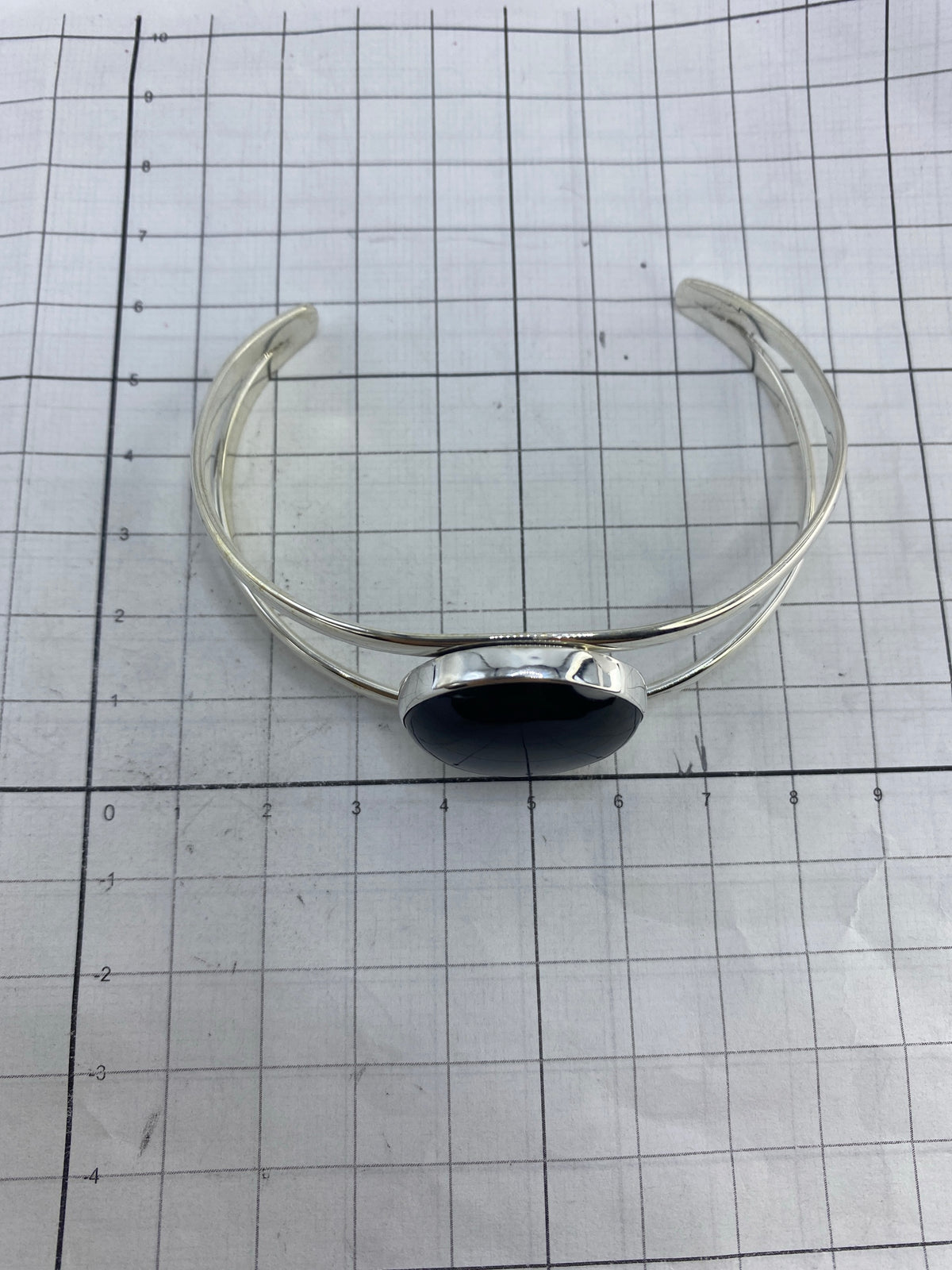 Vista de perfil del brazalete rígido tipo esclava