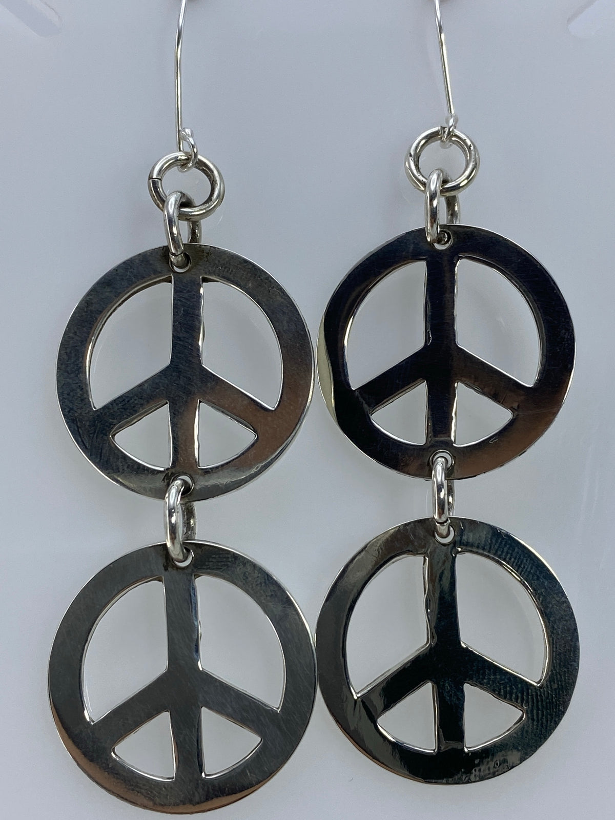 Aretes de plata 925 con símbolo paz calado, par completo colgando