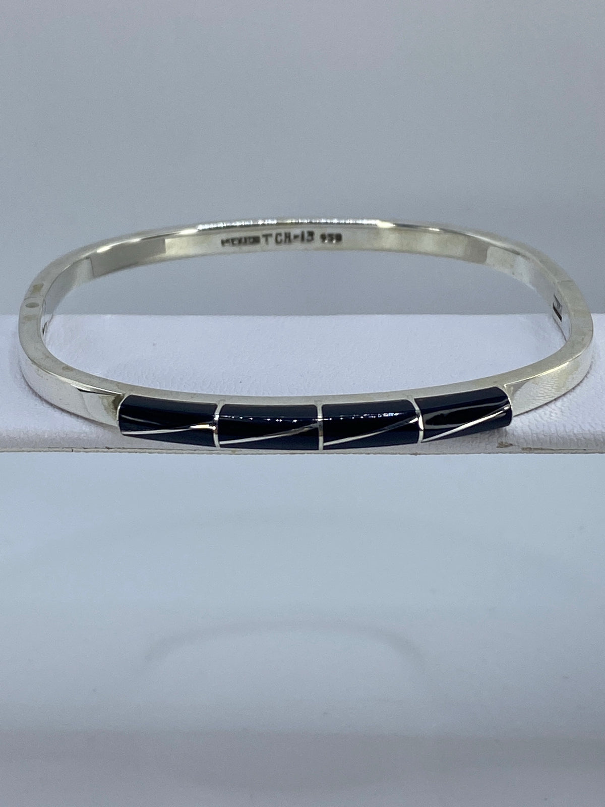 Brazalete rígido de plata 950 con ónix negra engastada, vista superior