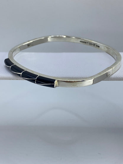 Brazalete de plata puesto en la muñeca, mostrando el ancho de 5.8 cm y el diámetro de 6.3 cm