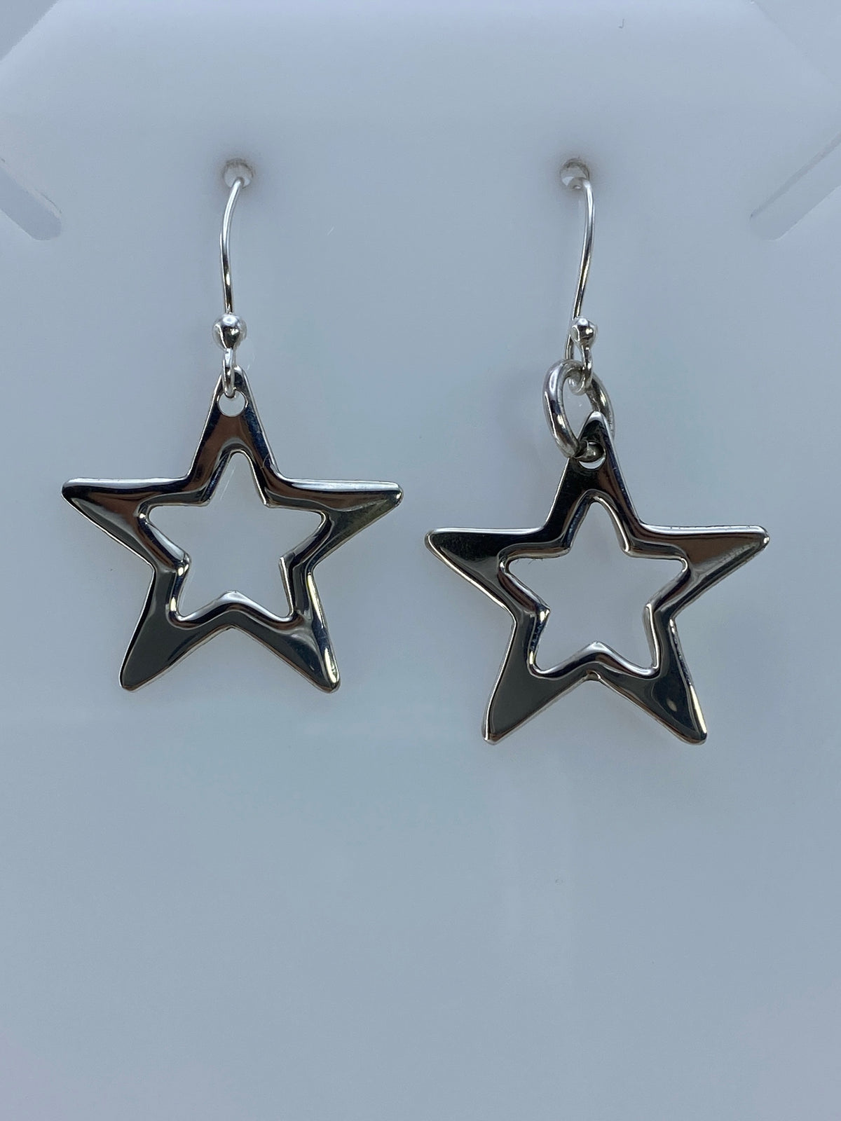 Aretes de plata 925 con técnica de calado, vista de frente mostrando la precisión del corte