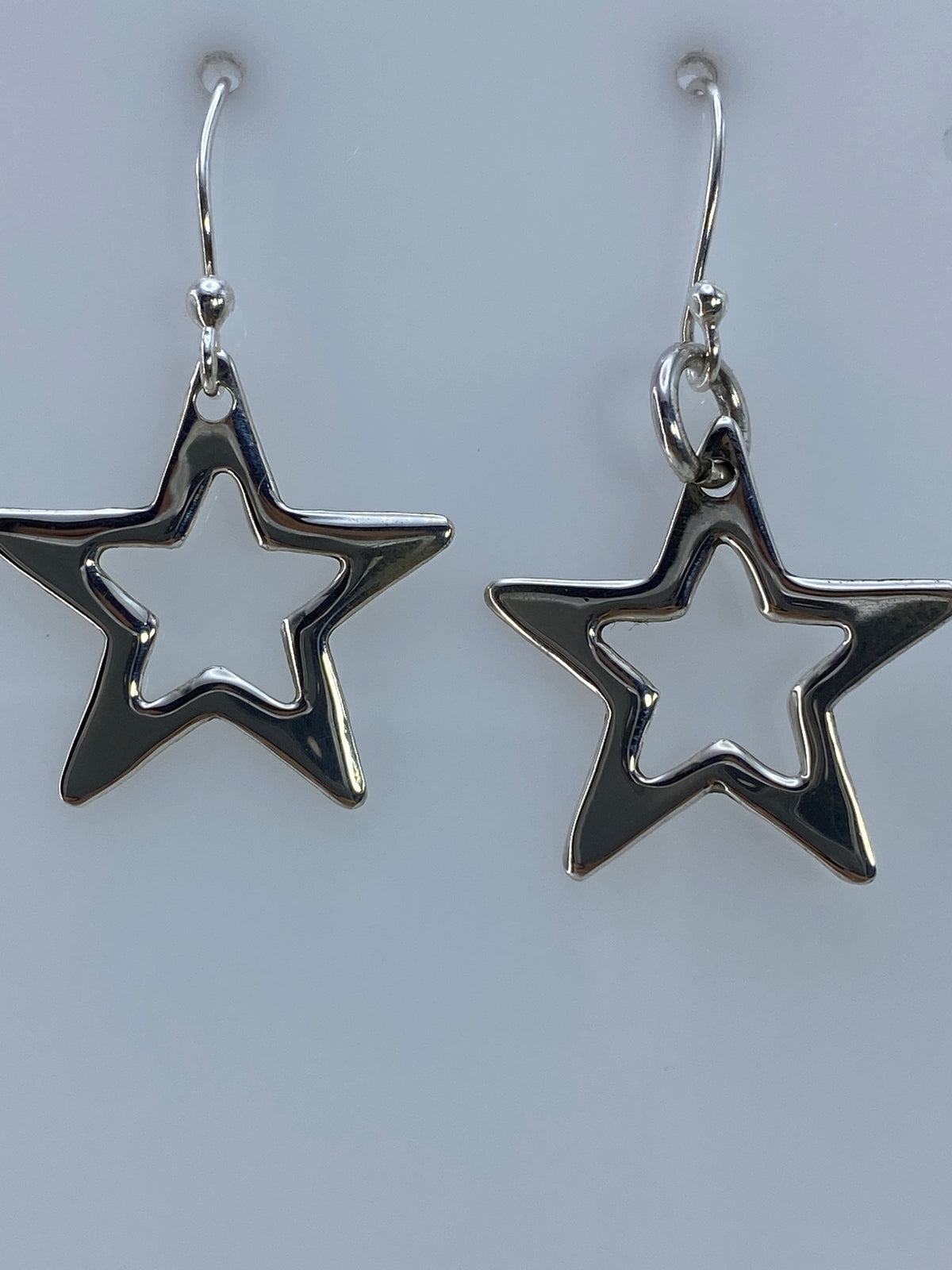 Detalle del calado: líneas finas de plata cortadas a mano en patrón de estrella