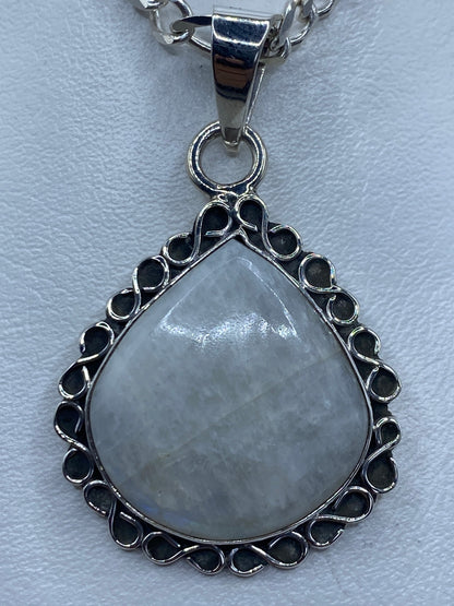 Dije de plata con cuarzo cristalino iridiscente, engastado a mano en marco ornamental