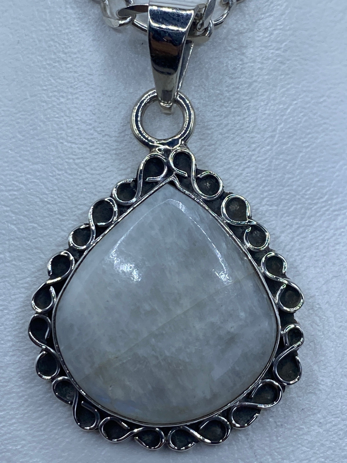Medida del dije con escala: 4.8 cm de largo × 2.8 cm de ancho