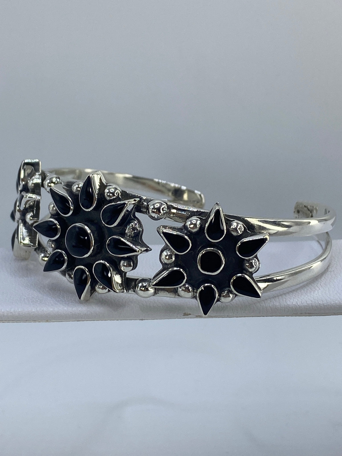 Detalle de los engastes de ónix negro alrededor del brazalete de plata 925