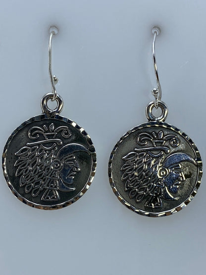 Aretes de plata 950 repujados con motivo prehispánico — cabeza de perfil con tocado