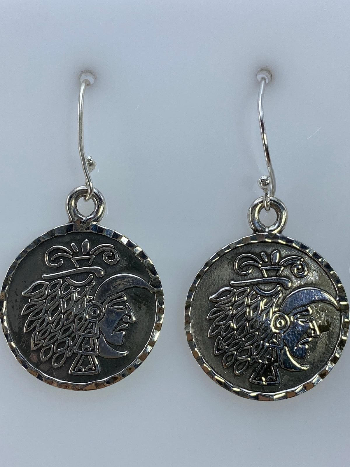 Detalle de la técnica de repujado en los aretes de plata — relieve marcado a mano