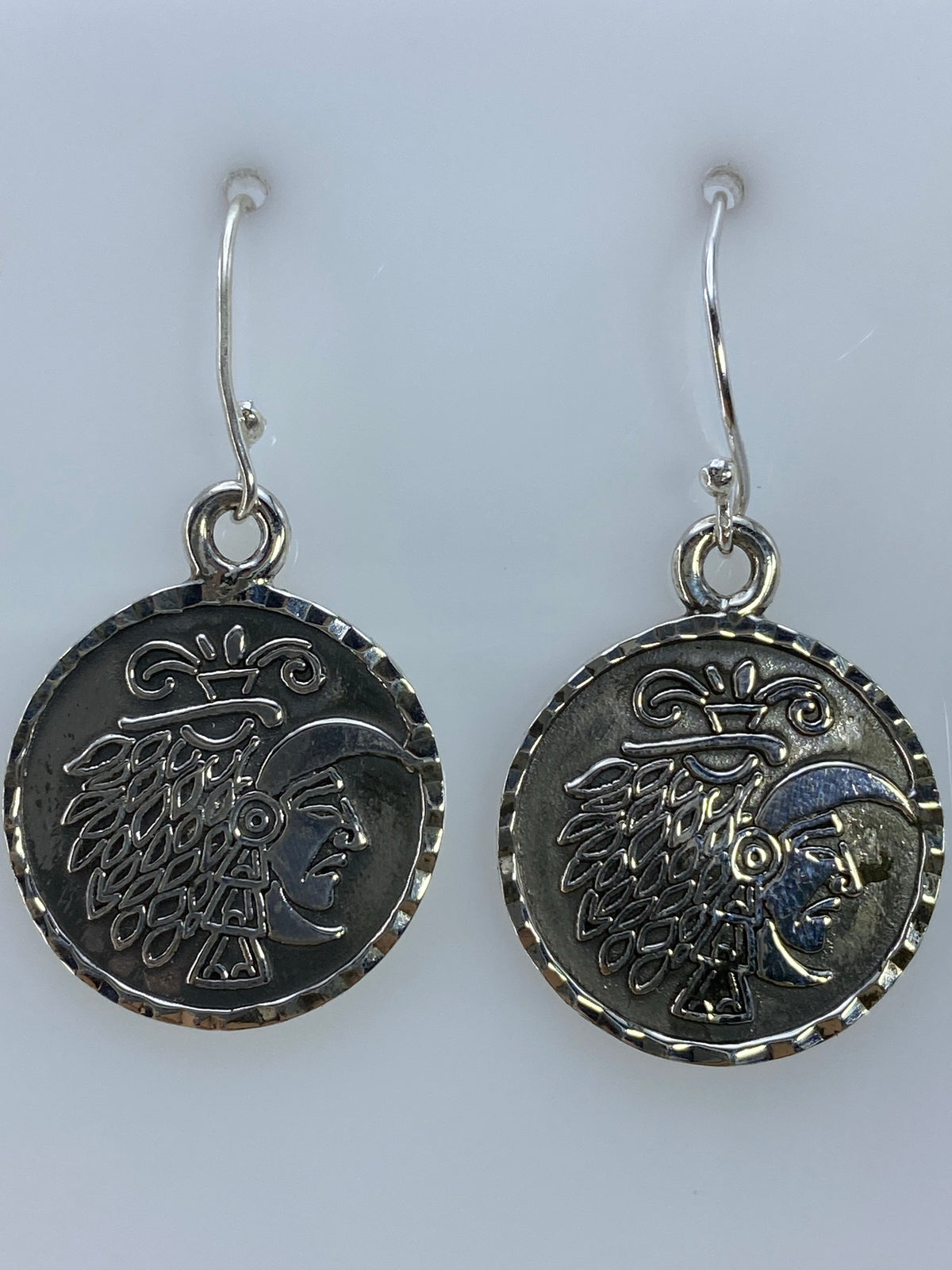Aretes completos del par colgando en gancho de plata