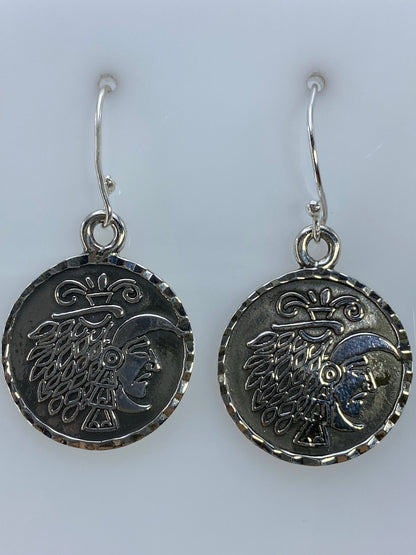 Aretes completos del par colgando en gancho de plata
