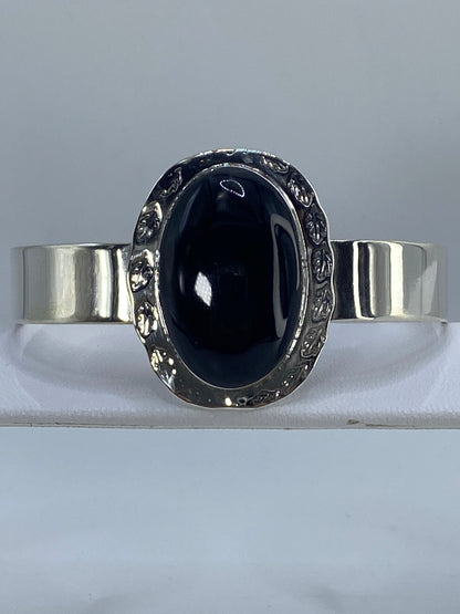 Brazalete plata 925 con onix negro engastado, frente, sobre fondo gris