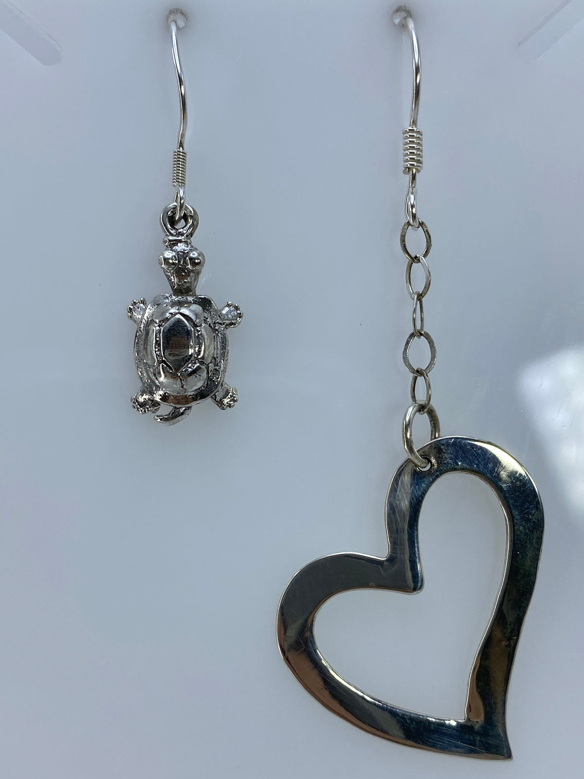 Par de aretes de plata en calado de Taxco con forma de corazón abierto