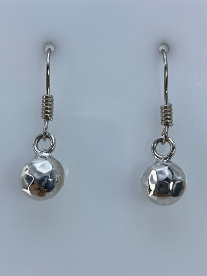 Par de aretes de plata 925 cartoneado con esferas pulidas, colgando de argollas de alambre