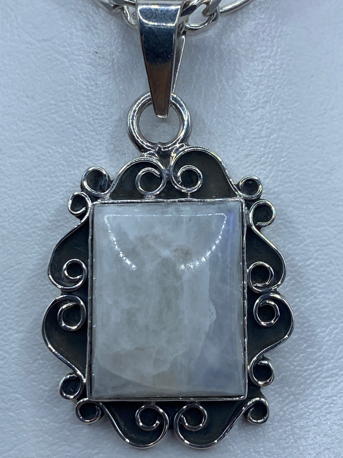 Detalle del engaste a mano y las espirales caladas del marco de plata