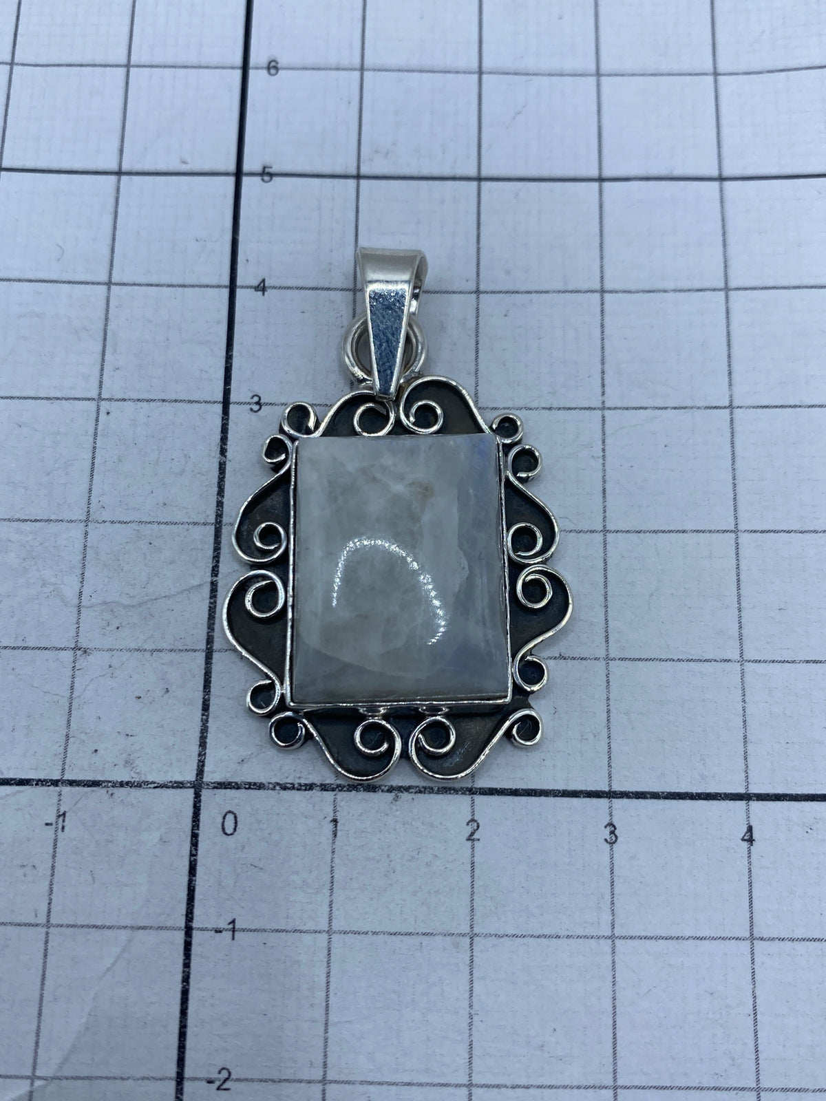 Dije en la mano para referencia de tamaño, 4.3 cm de largo