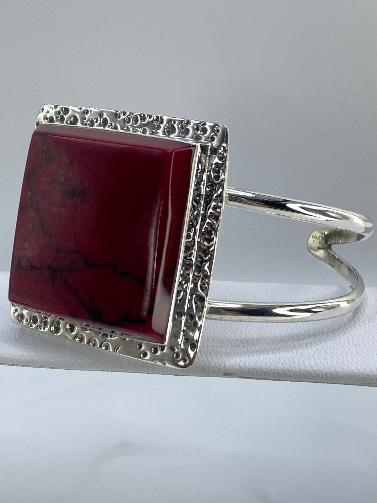 Brazalete rígido tipo esclava de plata 925 con coral engastado, vista lateral