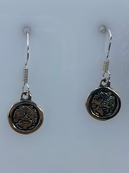 Par de aretes de plata 925 con motivo prehispánico en relieve, colgando de ganchos de plata
