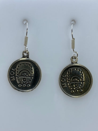 Par de aretes de plata 950 repujado con motivos prehispánicos circulares en ganchos de plata