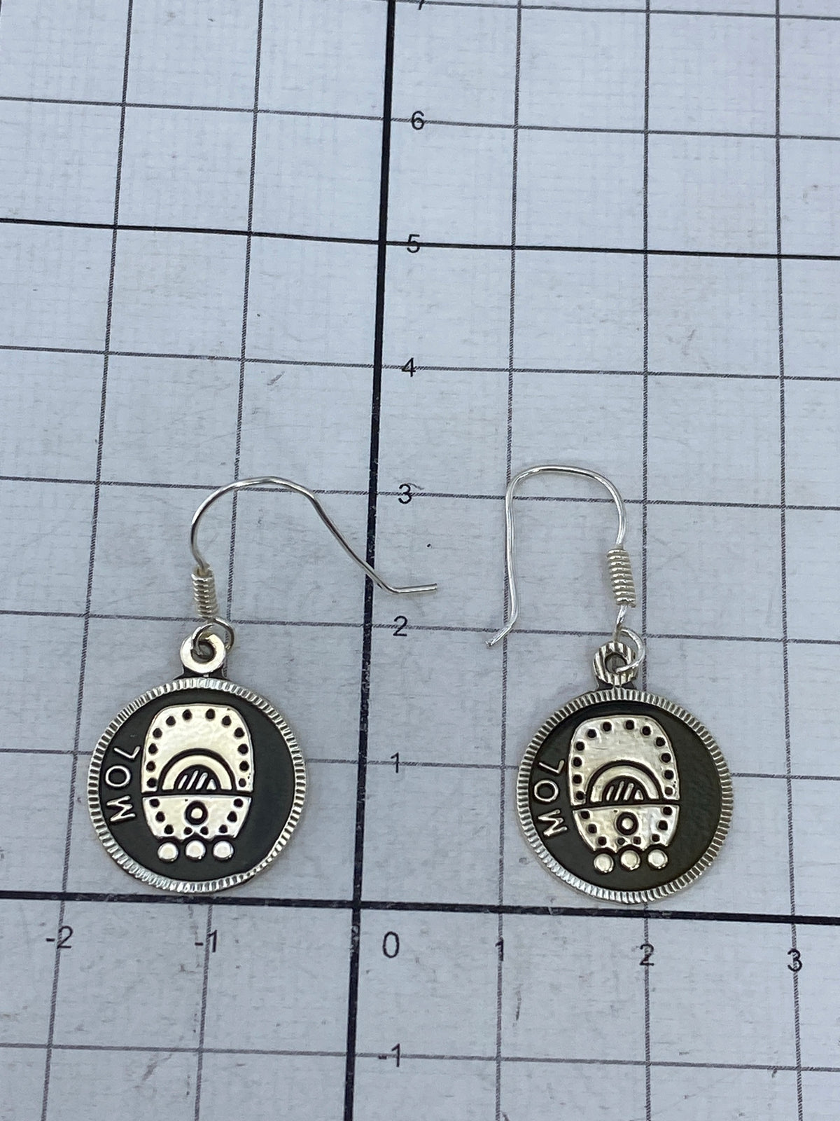 Aretes en escala junto a regla métrica mostrando 3.1 cm de largo total