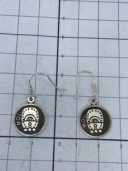 Aretes en escala junto a regla métrica mostrando 3.1 cm de largo total