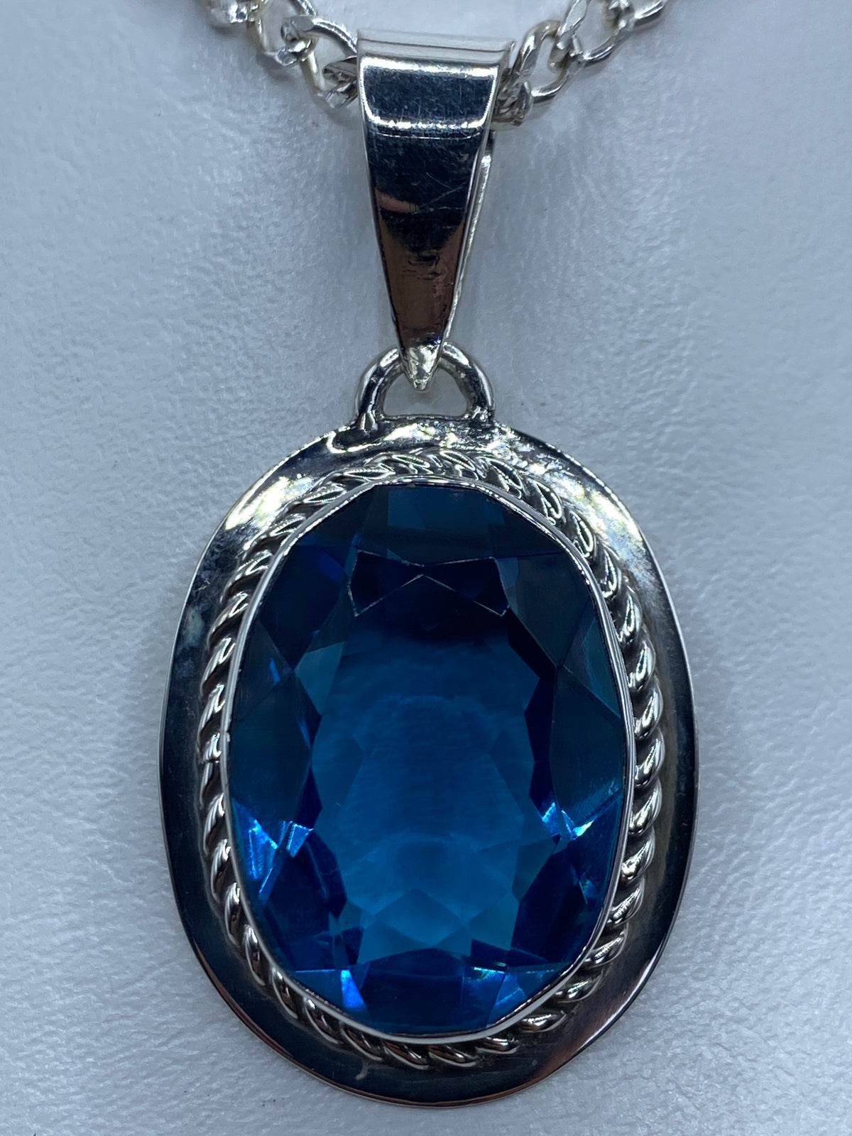 Dije de plata 950 con circonia azul en marco ovalado engastada, colgante de cadena plateada